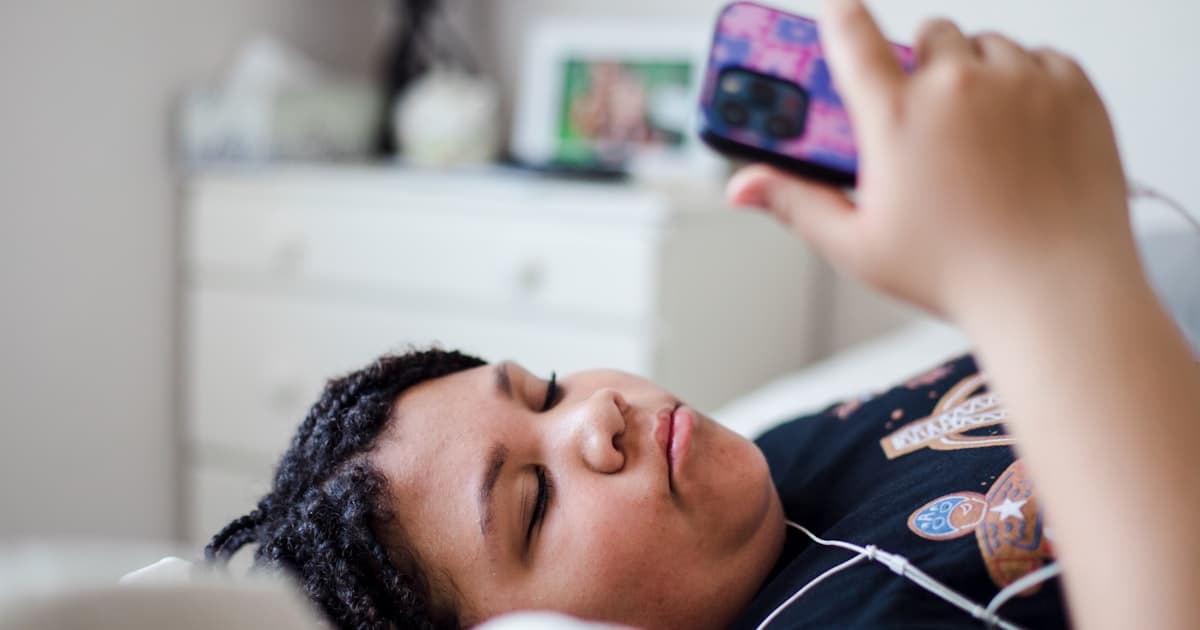 The Group Chat Survival Guide for People Who Hate Group Chats