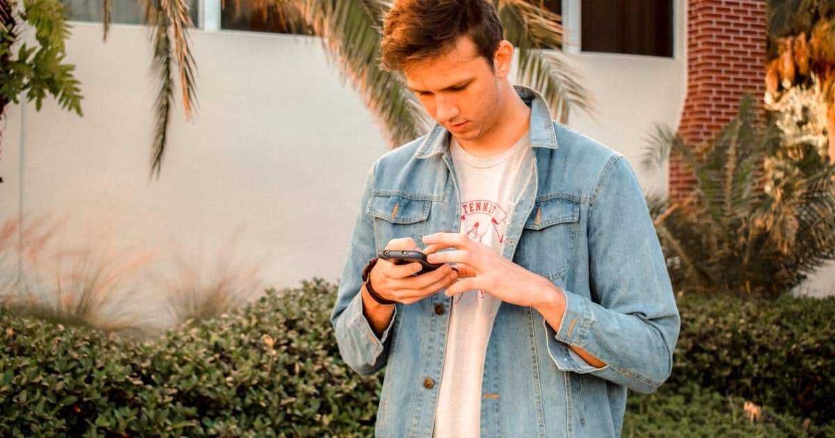 How to Text Your Boss Without Sounding Weird (12 Templates)